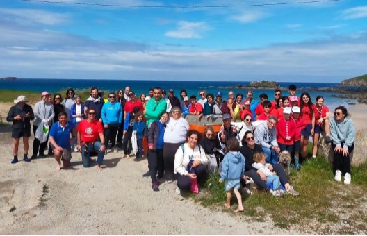 Some 60 people remove 300 kilos of waste from O Vilar beach, in Ferrol